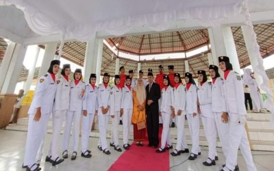 PASKIB dan Marching Band SMAN 10 Bogor Menjadi Petugas Upacara HUT RI Ke-78 di Paruga Na'e Sila